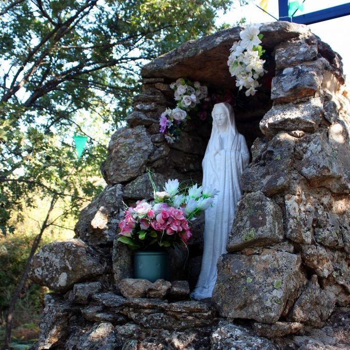 Imagen_de_la_Virgen_Blanca_-_panoramio_wikimedia_r_santos-1024×683